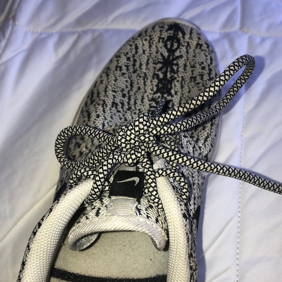 Nike LIMITED EDITION Roche Sneakers - Picture 4 of 5